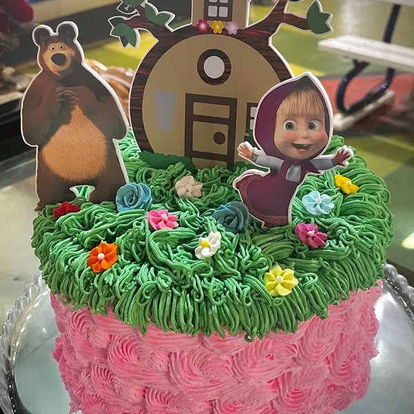 Torta de Masha y el Oso con la casita arriba y flores de crema