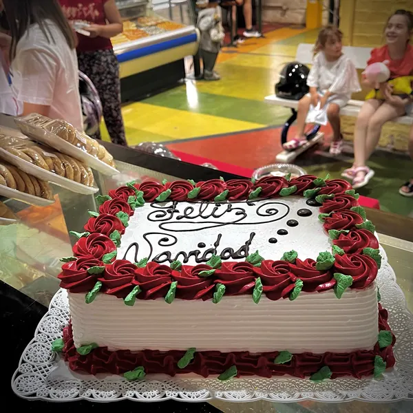 Torta rectangular con rosas rojas y la leyenda «Feliz Navidad»
