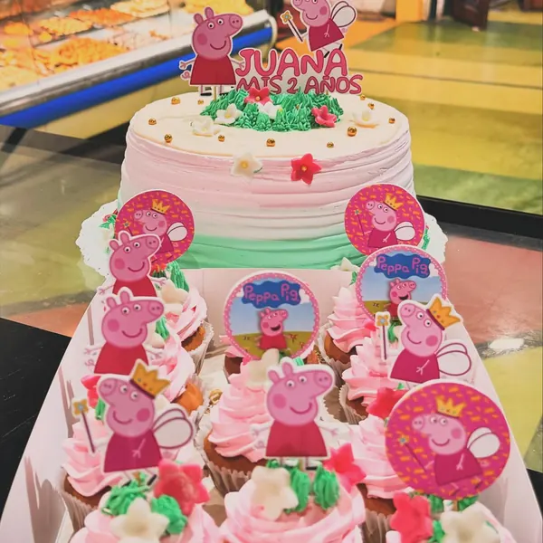 Torta de Peppa Pig de varios pisos con cupcakes alrededor