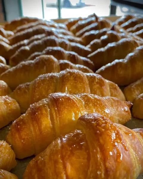 Bandeja de croissants dorados con miel