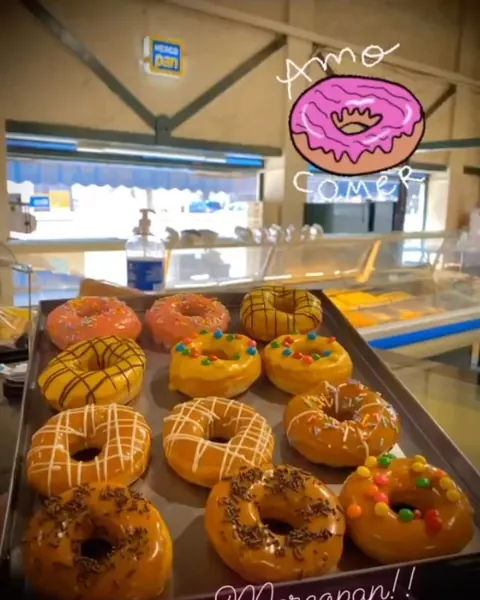 Bandeja de donuts glaseadas sobre el mostrador del local